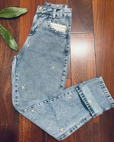 Calça Mom Jeans Bordada Flor de Margarida