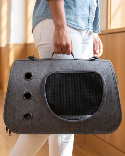 Bolsa estruturada bege para gatos com janela frontal e lateral de tela