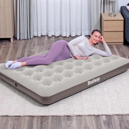 Colch&atilde;o infl&aacute;vel bege Bestway em ambiente interno