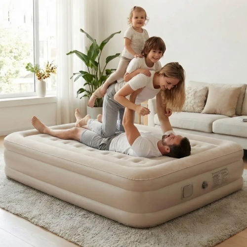 Fam&iacute;lia sobre um colch&atilde;o infl&aacute;vel alto em ambiente dom&eacute;stico