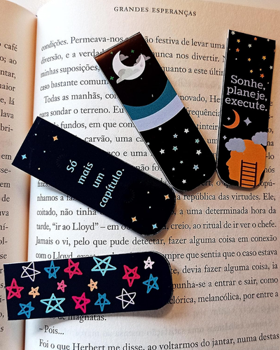 Kit com 4 marcadores de p&aacute;gina magn&eacute;ticos com estampa de estrelas