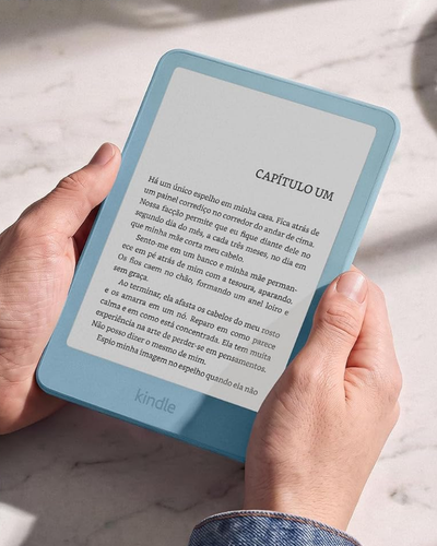 Novo Kindle 32 GB modelo 2026 com traseira de alum&iacute;nio na cor azul celeste